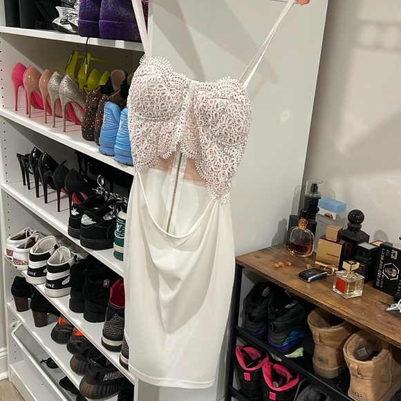 White mini dress with lace detailing - Picture 1 of 3